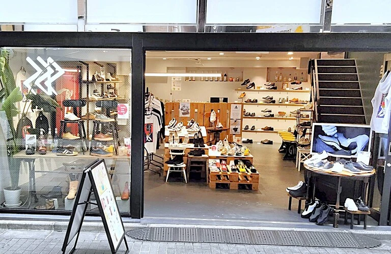 浅草の靴屋｜浅草駅すぐの品ぞろえ豊富なメンズの靴屋は2212浅草店/whoop-de-doo浅草店